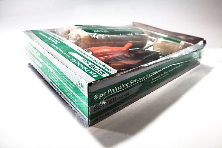 8-piece painting set in green packaging.